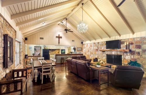 New Braunfels House | BEAUTIFUL SECLUDED OASIS MINUTES FROM HISTORIC GRUENE!