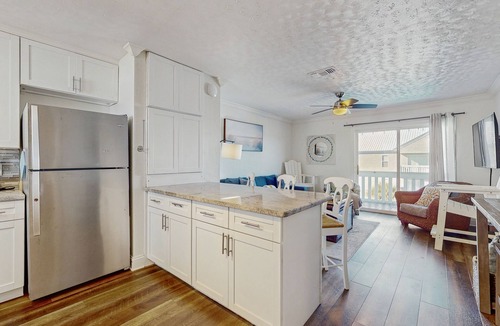 Fort Walton Beach Condo | Beautiful Soundfront Condo w/Free WiFi, Sound Views, AC, W/D, & Shared Pool