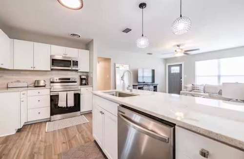 Sun Bay South House | Beautiful Tampa Pool/Hot Tub Home-Spacious Yard