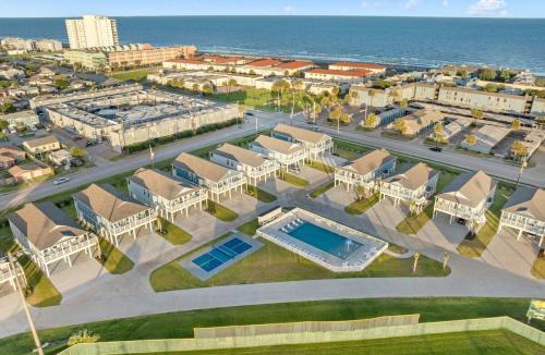 Galveston House | Beautiful Villa Walk to Beach