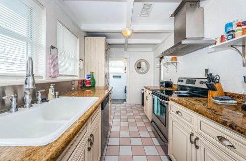 Indian Shores House | Beautiful Waterfront Beach Cottage. Sleeps 6
