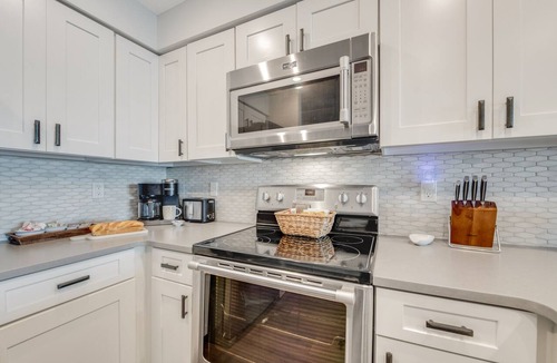 Crescent Beach House | Beautiful Waterfront Sanctuary plus 2 free Kayaks & steps front the beach