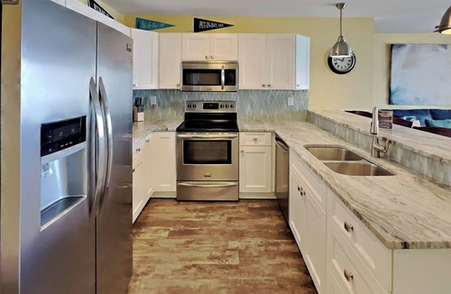 Put-in-Bay Condo | Beautiful Waterfront Put-in-Bay Condo - 12 max - Search Stops Here! - CON 201