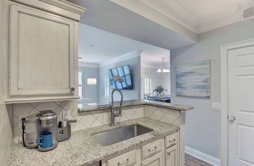 Saint Simons Heights Condo | Beautifully Decorated Condo, St. Simons Island, 8 minutes to Beach, Heated Pool