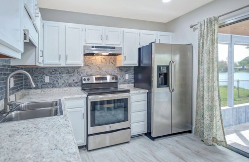 East Arlington House | Beautifully Remodeled Lakefront Townhome