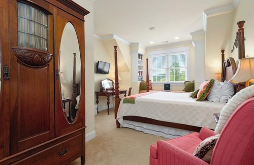 Mills River Bed & Breakfast | Bed & Breakfast on Tiffany Hill