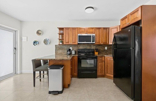 Lauderdale-by-the-Sea Apartment | Bermuda Isles Villas - Queen #14