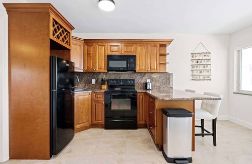 Lauderdale-by-the-Sea Apartment | Bermuda Isles Villas - Queen #18