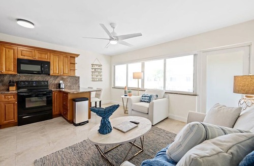 Lauderdale-by-the-Sea Apartment | Bermuda Isles Villas - Queen #18