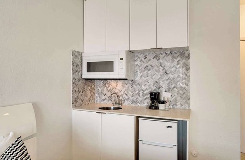 Flamingo/Lummus Condo | Best Beach Location | Wi-Fi, TV & Amenities