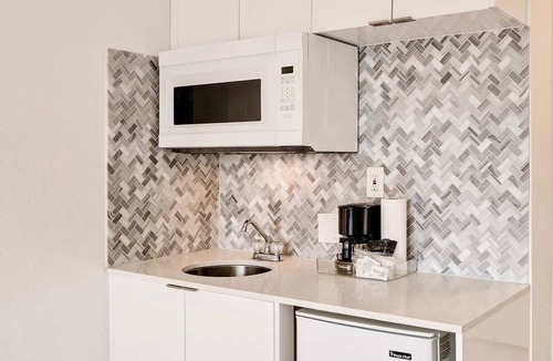 Flamingo/Lummus Condo | Best Beach Location | Wi-Fi, TV & Amenities