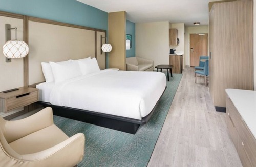 Marathon House | Best for Couples! Convenient Room w/ King Bed, FREE Breakfast, Outdoor Pool