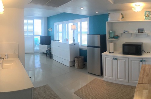 Galt Mile Apartment | Best Studio Location In The Building With Unobstructed Water View Balcony