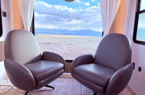 Red Wing House | Big Sky Vista: Stunning Mountain Views & Modern Comfort