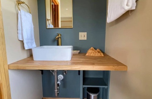 Twin Lakes Cabin | Biggest Twin Lakes lodge room, sleeps 4 - private bath, entrance & lake views
