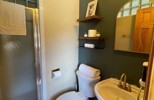 Twin Lakes Cabin | Biggest Twin Lakes lodge room, sleeps 4 - private bath, entrance & lake views
