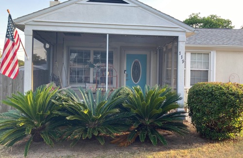 Navy Point House | Blissful Relaxation at Pensacola's Navy Point. 3 bed 1 bath home.