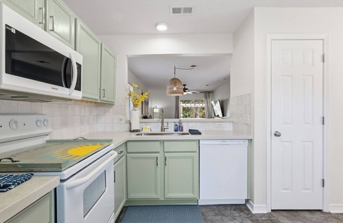 Pensacola House | Blue Angles Flyover, 7 Miles to Perdido Key, Pet Friendly!