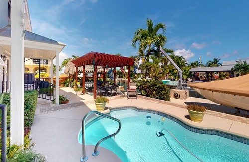 Big Coppitt Key House | Blue Gem - Waterfront Luxury - Tiki Bar - Pool - Boat Dock - 4BD/3Bath