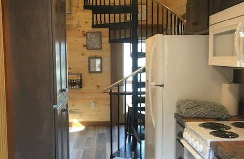 Guild Cabin | blue heron · NO SUNDAY CHECK INS, TREEHOUSE, HOT TUB, GATED