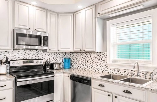 Holiday Beach House | Blue Oasis Private Home | 4 Bedrooms Sleeps 9 | Short Walk to the Beach