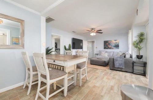 Avondale House | Blue Palm Front Home - Team Joseph Ellen