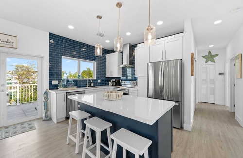 Marathon Villa | Blue Pearl ~ Waterfront Oasis w/Pool & Dock!
