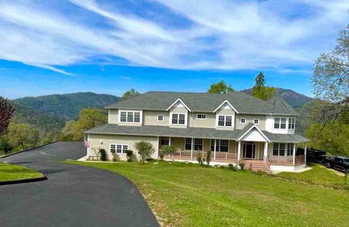 Almont Villa | Blue Stone Chateau Yosemite Pool Spa Secluded