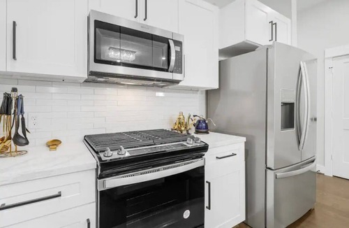 South Central Houston Villa | Blue Villa 3BR 3.5 Bath Downtown |MedCenter|HotTub