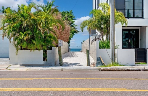 Redington Beach House | Blue Wave Beach House-Retreat