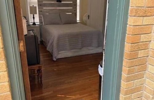 Tyler Cabin | Boarder’s Room in Tyler’s Azalea District