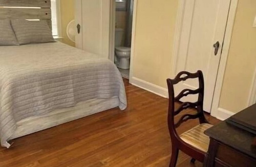 Tyler Cabin | Boarder’s Room in Tyler’s Azalea District