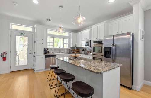 Lincolnville House | Boatyard Oasis | Pool | Mins to DNTN l Dogs OK