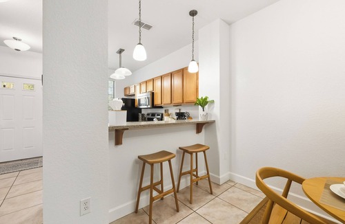 Gainesville Condo | Boho Chic Gated Condo – 2 King Suites, Community Pool, Near UF & Shands
