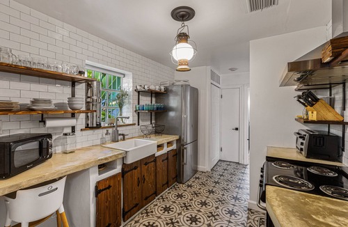 Coral Way Cabin | Bombadil's Inn - Historic Cottage & Garden Retreat