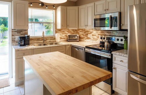 Stuart House | Book today, dinner on us! New listing! Stuart/Port Salerno cute cottage!