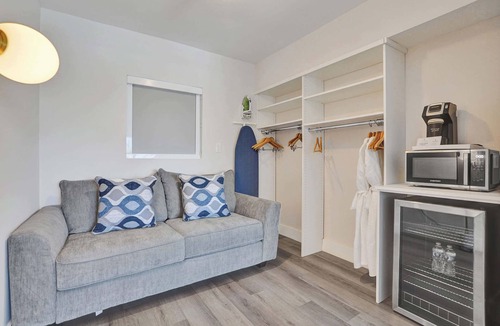 Galt Mile Apartment | Botanica Deluxe King Room in Fort Lauderdale