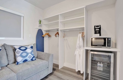 Galt Mile Apartment | Botanica Deluxe King Room in Fort Lauderdale