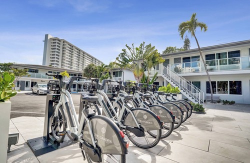 Galt Mile Apartment | Botanica Deluxe King Room in Fort Lauderdale