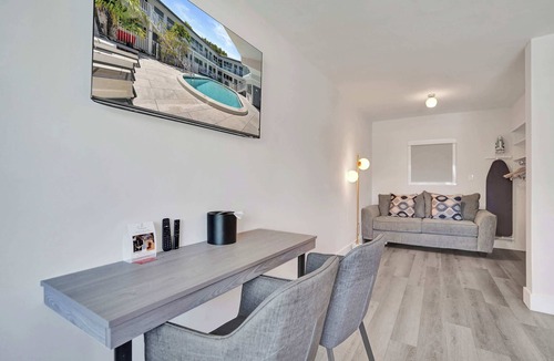 Galt Mile Apartment | Botanica Deluxe King Room on Ocean Blvd