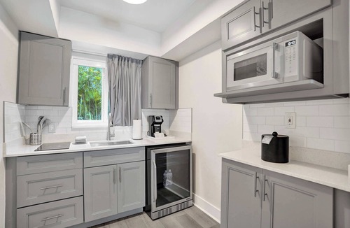 Galt Mile Apartment | Botanica Double Suite w/Kitchenette