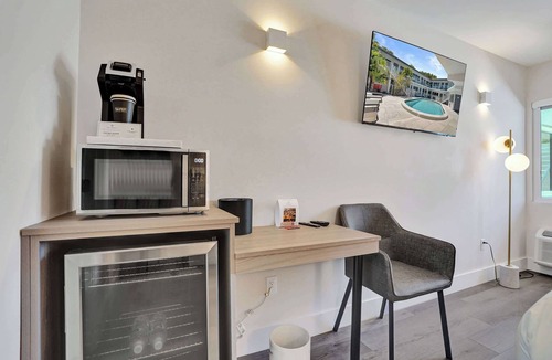Galt Mile Apartment | Botanica King Retreat at Ocean Blvd
