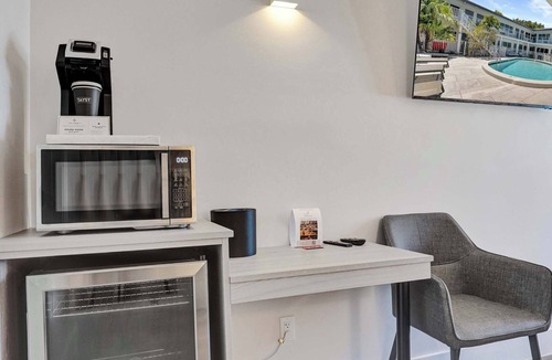 Galt Mile Apartment | Botanica Ocean Blvd King Room