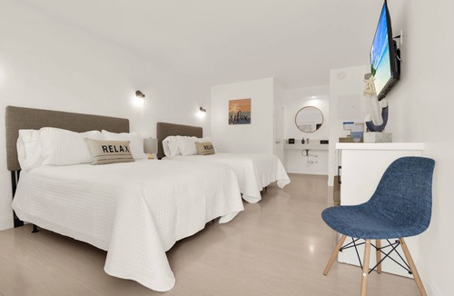 Survey Creek Hotel | Boutique Hotel 2 double beds with POOL, LOCATION! 1 block to BEACH/Restaurants