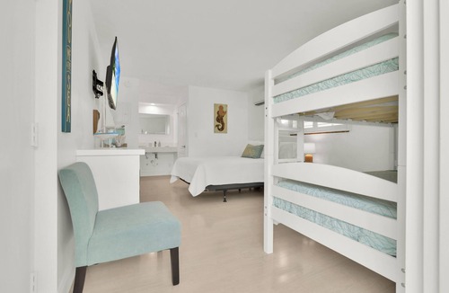 Deerfield Beach Hotel | Boutique Hotel Queen room w/Bunk bed. POOL, LOCATION! Walk to BEACH/Restaurants