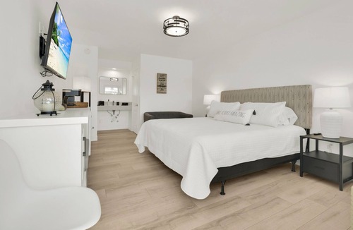 Deerfield Beach Hotel | Boutique Hotel King room w/POOL, LOCATION! Walk to BEACH/Restaurants/Nightlife