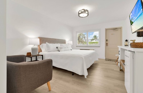 Deerfield Beach Hotel | Boutique Hotel King room w/POOL, LOCATION! Walk to BEACH/Restaurants/Nightlife