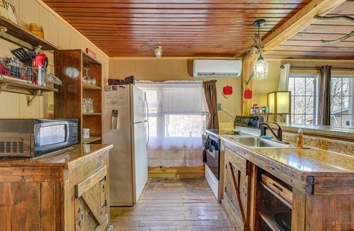 Rockaway Beach Cabin | Branson Area Couple's Cabin w/Wraparound Porch!