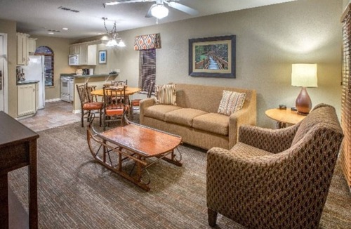 Branson Apartment | Branson Fabulous 2BD/2BA – Pool and Full Kitchen