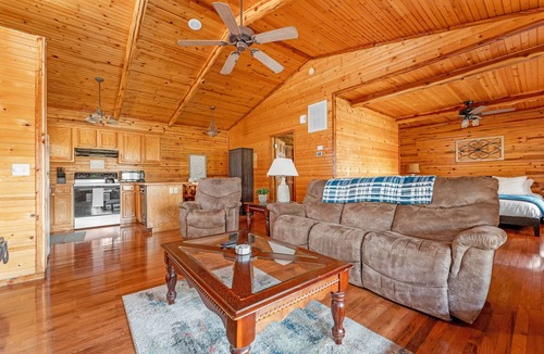 Branson Cabin | Branson Romance - Log Cabin for 2 w/Hot Tub